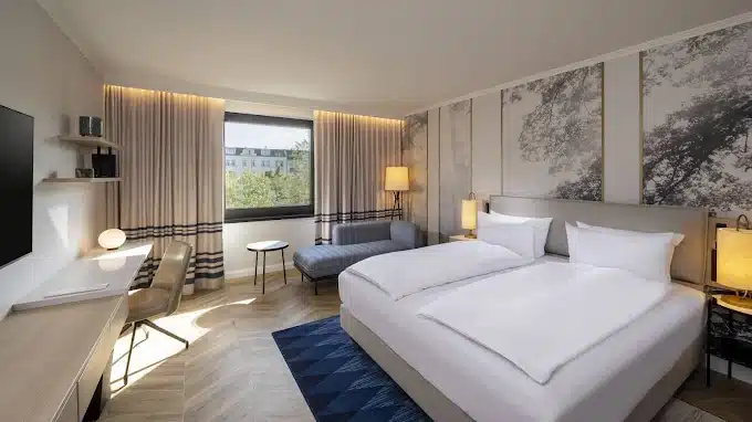 DoubleTree-by-Hilton-Berlin-Ku'damm-King-Guest-Room-Park-View