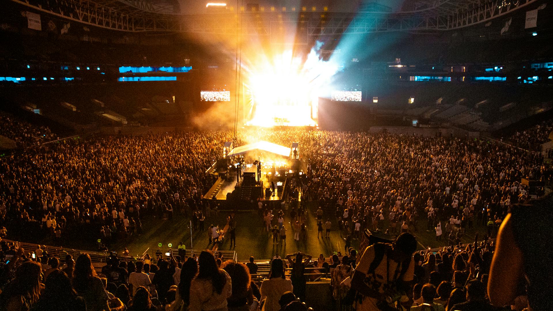 Linkin Park From Zero World Tour 2026 באירופה — מייק שינודה ואמילי ארמסטרונג על הבמה מול קהל ענק